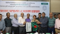 সফল পর্বতারোহী প্রকৌশলী কাওছার রূপক-কে  জাতীয় পতাকা হস্তান্তর