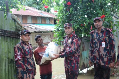 হরিণা জোন কমান্ডার বন্যায় ক্ষতিগ্রস্থদের মাঝে ত্রাণ সামগ্রী বিতরণ করেছেন
