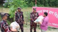 হরিণা জোন কমান্ডার বন্যায় ক্ষতিগ্রস্থদের মাঝে ত্রাণ সামগ্রী বিতরণ করেছেন
