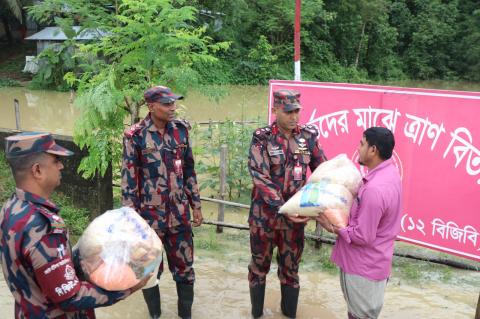 হরিণা জোন কমান্ডার বন্যায় ক্ষতিগ্রস্থদের মাঝে ত্রাণ সামগ্রী বিতরণ করেছেন
