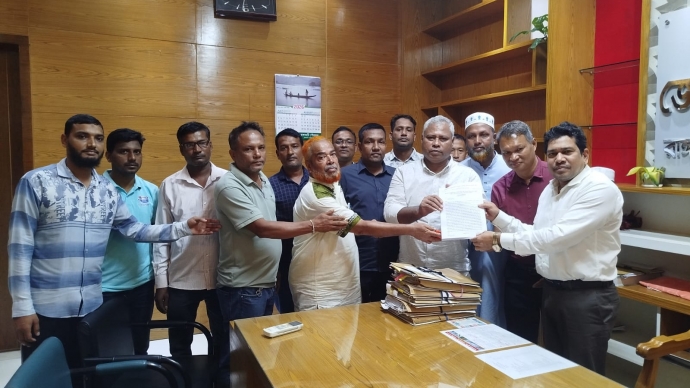 রাউজান থেকে আসা চট্টগ্রাম–রাঙামাটি মোটর মালিক সমিতি লোকজন পর্যটকবাহী পিকআপ চলাচলে  বাধা সৃষ্টি অভিযোগ