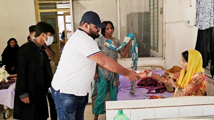 ঈশ্বরগঞ্জ স্বাস্থ্য কমপ্লেক্সে নিষিদ্ধ ছাত্রলীগ নেতার খাবার বিতরণ