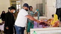 ঈশ্বরগঞ্জ স্বাস্থ্য কমপ্লেক্সে নিষিদ্ধ ছাত্রলীগ নেতার খাবার বিতরণ